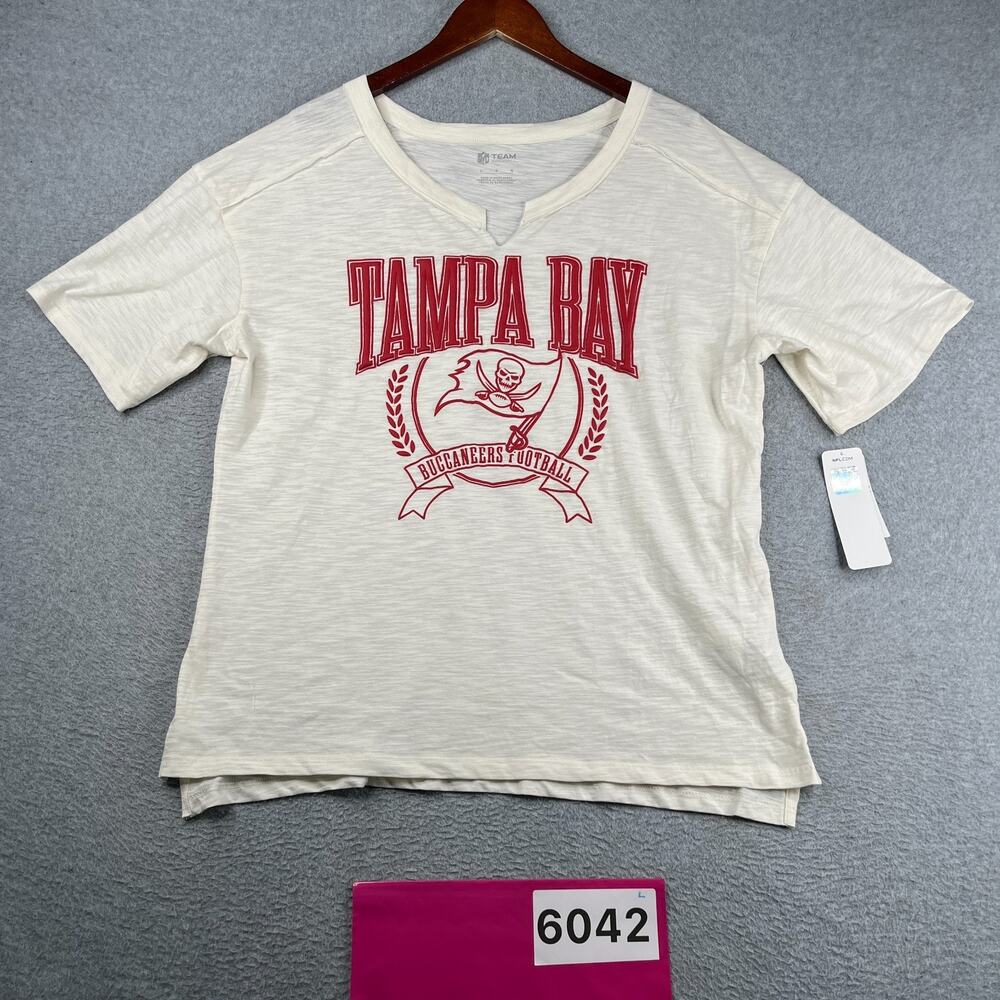 Tampa Bay Buccaneers Football T Shirt Womens Bucs Logo Textured Print NEW NWT